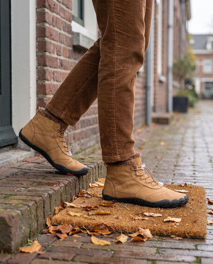 Haard winterboot gedragen buiten op de stoep van een rijtjeshuis
