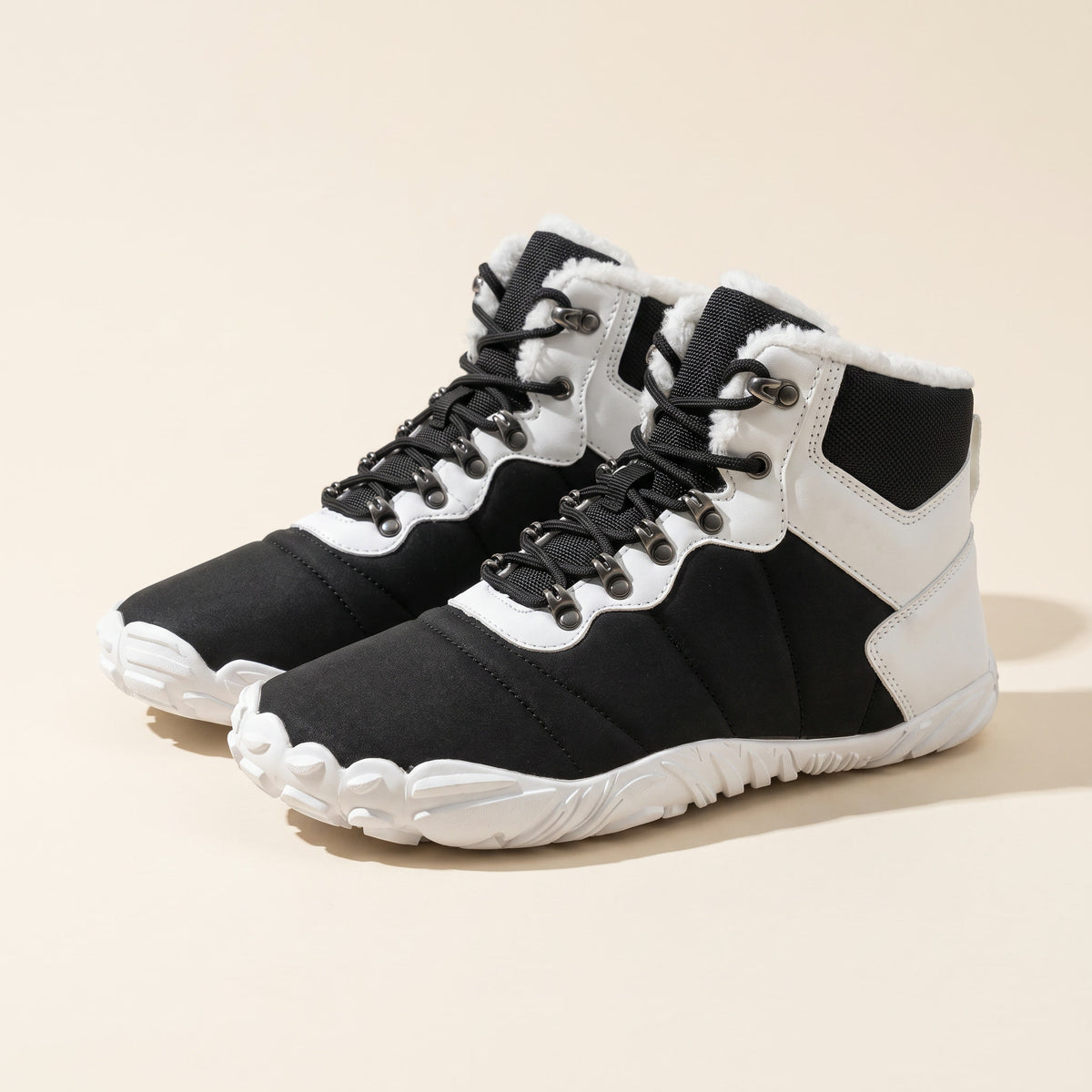 Heide winterboot in zwart met wit, paar van opzij