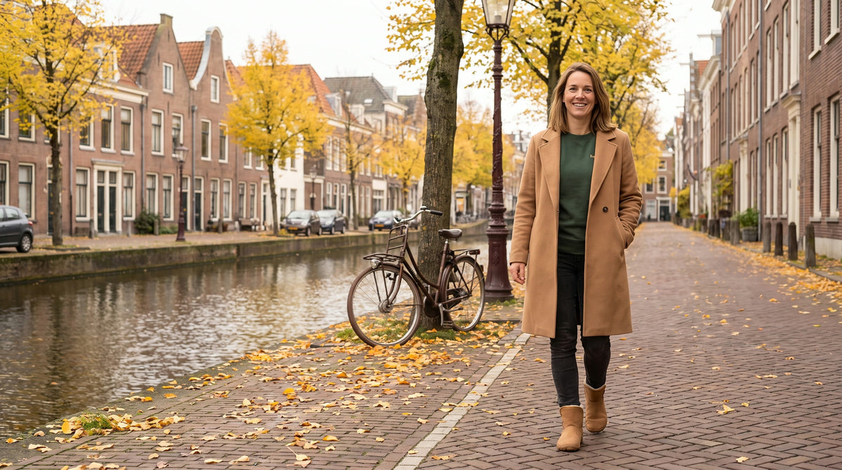 Lotte loopt langs de gracht in haar Snug Boots