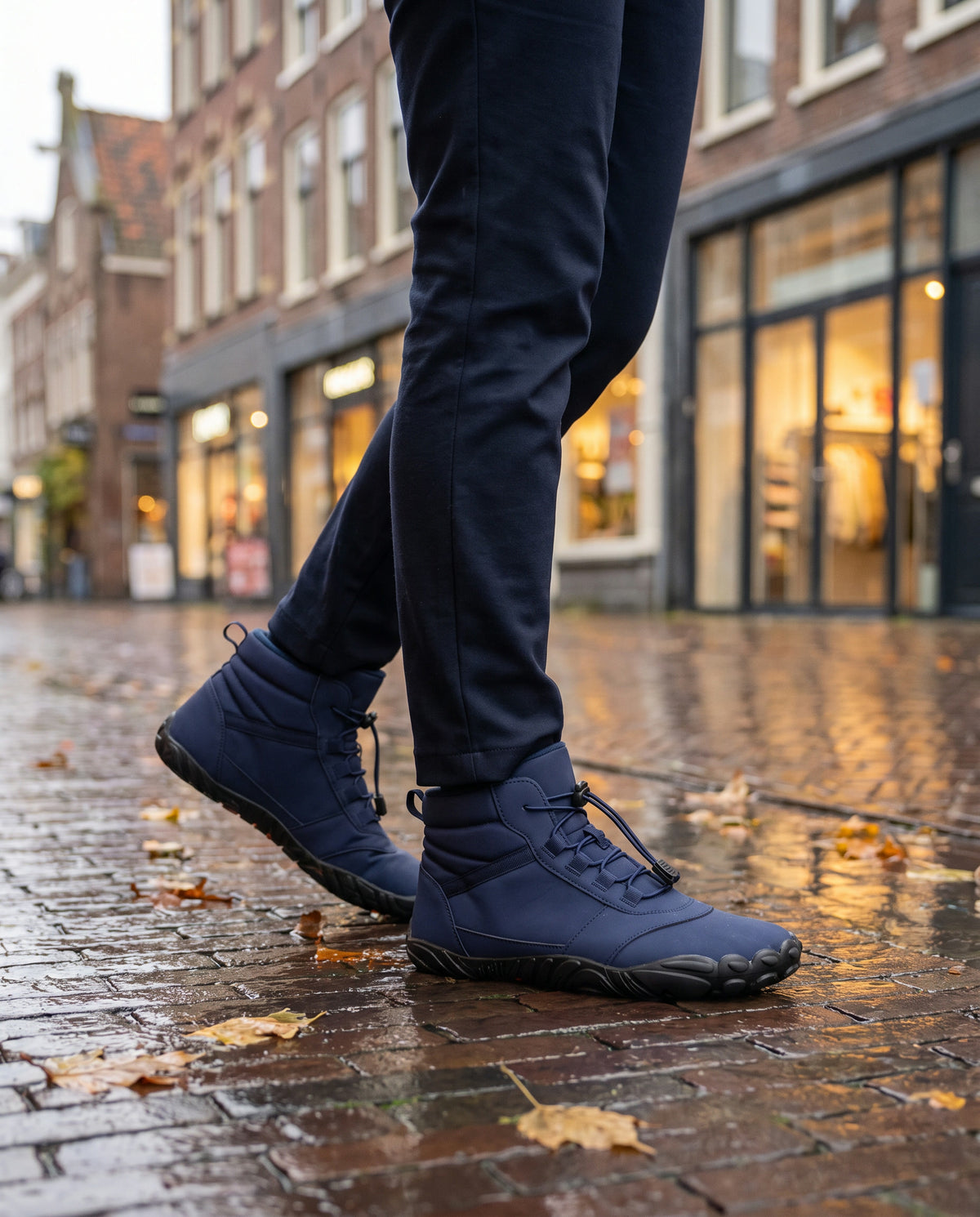 Merel winterboot gedragen buiten in een regenachtige winkelstraat