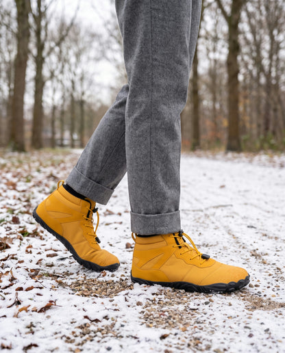 Pluis winterboot gedragen buiten op een besneeuwd parkpad