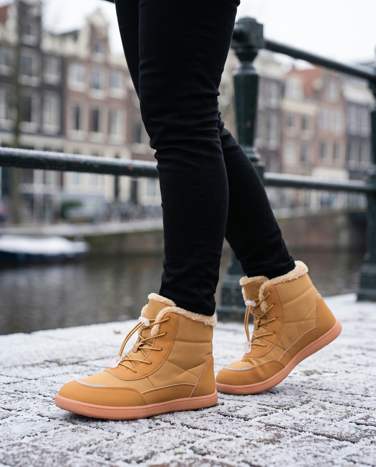 Rijp winterboot gedragen buiten langs een berijpte gracht