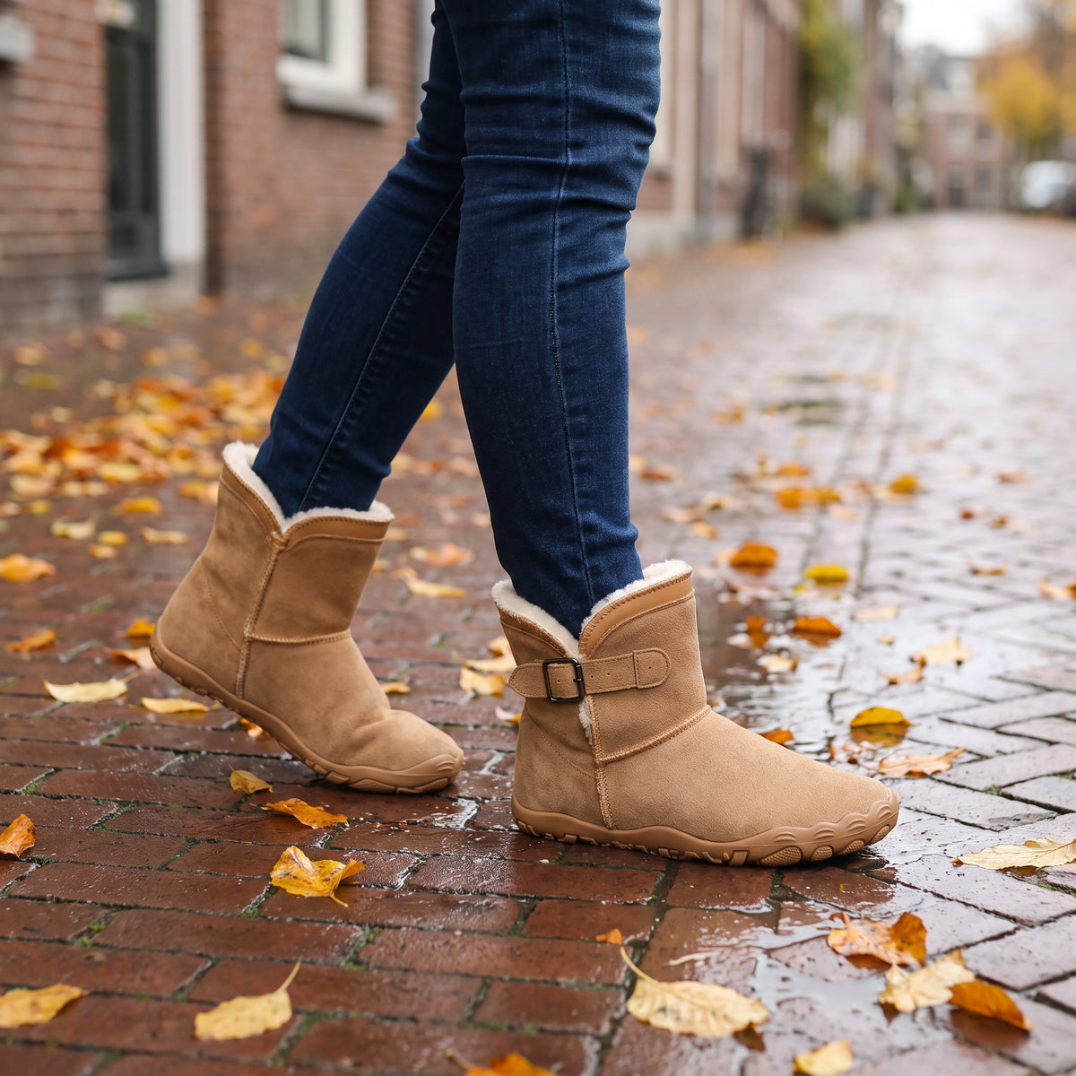 Snug Boots gedragen op een natte herfststoep