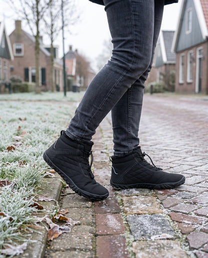 Vorst winterboot gedragen buiten op een berijpte stoep in een dorp