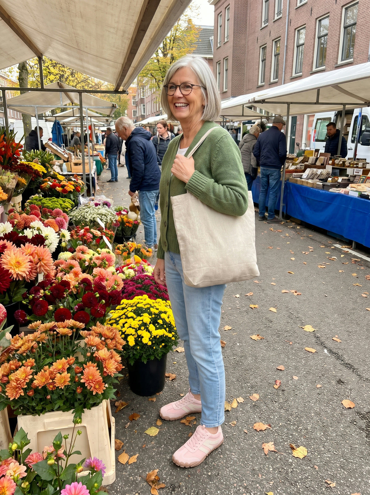 Vrouw van in de zestig op de markt met de roze Noor