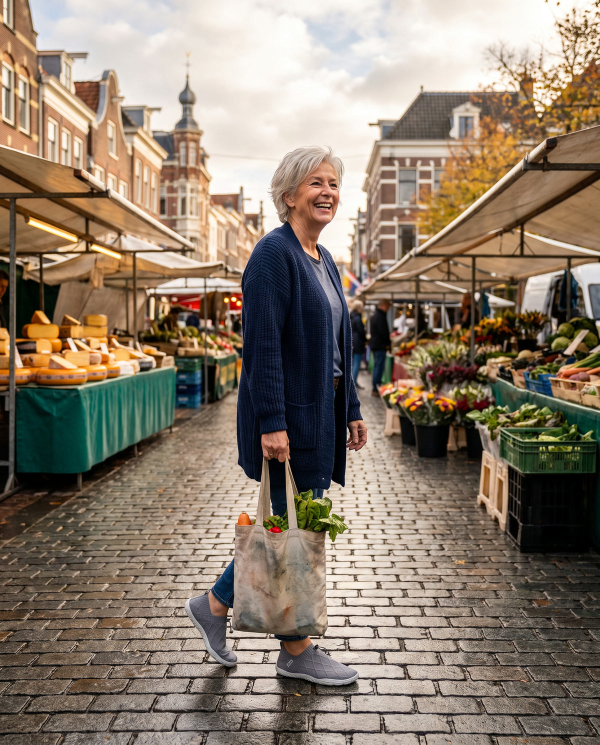 Vrouw van 65 plus loopt over de markt in Wolk instappers