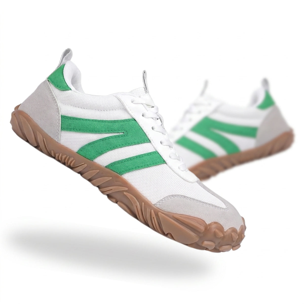 Noor barefoot-sneaker in wit met groene strepen, een paar schuin van opzij